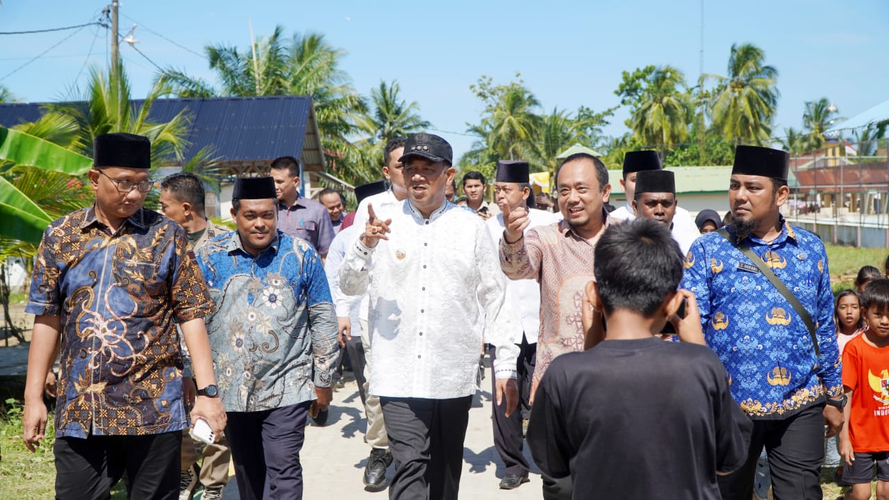 Syah Afandin Serahkan Kunci Bedah Rumah, Ribuan Warga Tapak Kuda Antusias Sambut Pemimpin Peduli