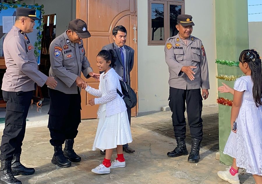 Polres Tanah Karo Sampaikan Pesan Kamtibmas dalam Kegiatan Minggu Kasih di HKBP Lentera Ketaren