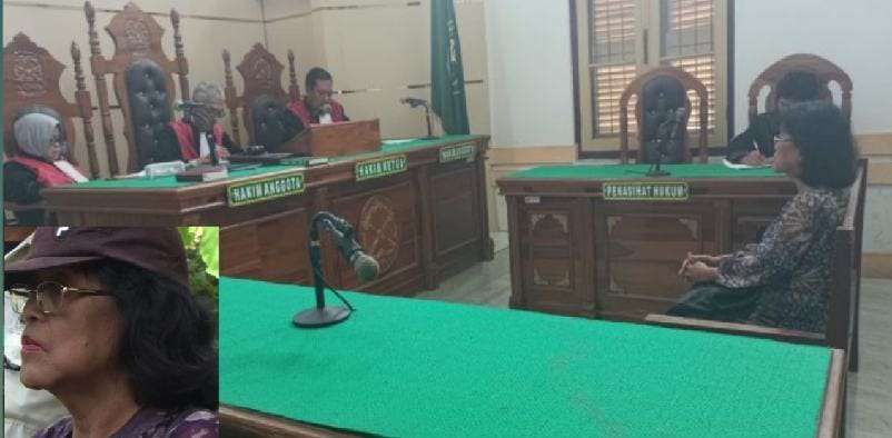 Frida Mona Simarmata saat mendengar putusan hakim di PN Medan, Selasa (15/4/2025).