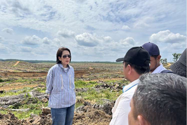 Direktur Keuangan dan Manajemen Risiko PTPN IV PalmCo Hilda Savitri saat mengunjungi areal tanam ulang sawit Perusahaan. Hilda berpesan kepada Kartini masa kini di PalmCo agar terus mengupgrade pengetahuan dan keahlian dengan terus belajar, sehingga karyawan wanita di Perusahaan dapat mendorong percepatan transformasi yang saat ini sedang digesa oleh perusahaan.