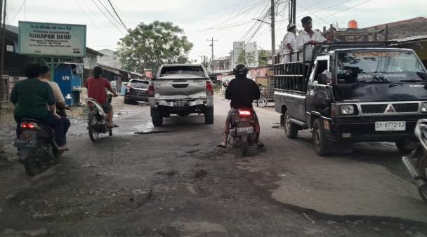 Warga Simalingkar B Keluhkan Jalan Berlubang, Henry Jhon Hutagalung : Dinas SDABMBK Janji Mengaspal Secepatnya