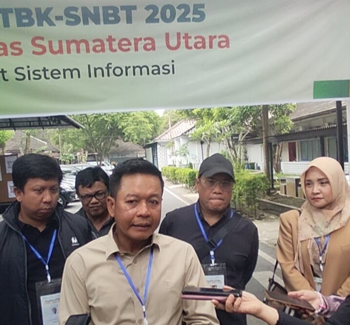 Rektor USU, Prof Dr Muryanto Amin, Ssos MSi saat meninjau pelaksanaan ujian UTBK-SNBT di Gedung PUML USU, Sabtu (26/4/2025) siang.