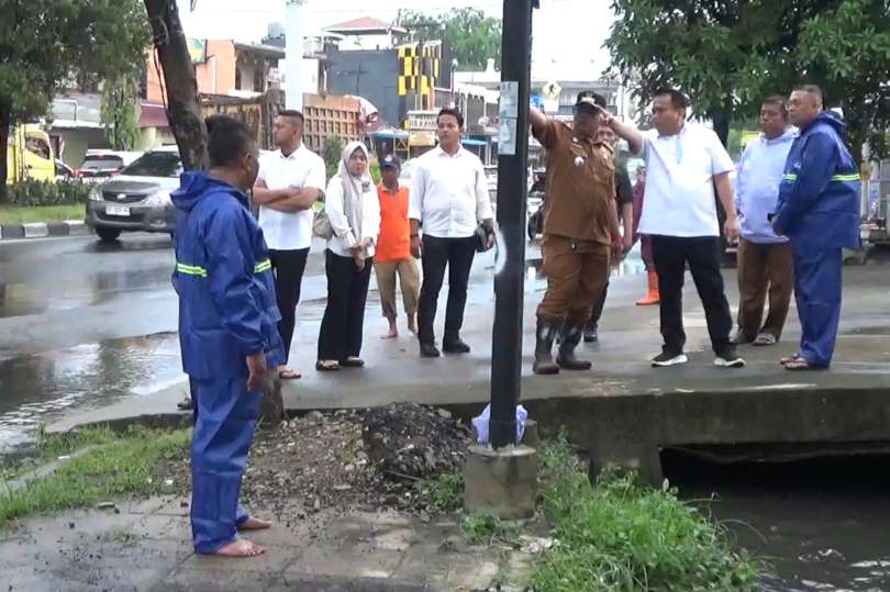 Wakil Ketua DPRD Medan Zulkarnaen Kembali Tinjau Drainase Kawasan Bandar Selamat, Cari Terobosan Baru Atasi Banjir dan Kemacetan