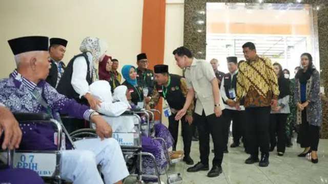 Gubernur Sumut Bobby Nasution dan Ketua TP PKK Sumut Kahiyang Ayu Bobby Nasution mendampingi Wakil Presiden (Wapres) Republik Indonesia Gibran Rakabuming Raka meninjau pelepasan Jemaah Haji kloter 12 di Asrama Haji Embarkasi Jalan AH Nasution Kota Medan, Kamis (15/5/2025).
