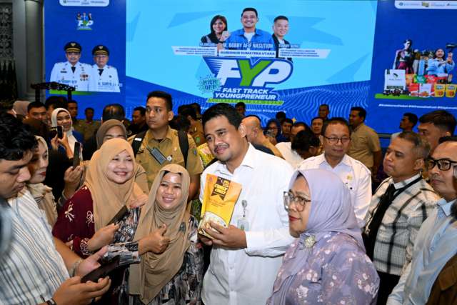 Gubernur Sumatera Utara (Sumut) Muhammad Bobby Afif Nasution didampingi Kepala Dinas Koperasi & UKM Sumut Naslindo Sirait pada pembukaan Program Fast Track Youngpreneur (FYP) di Kantor Gubernur Sumut, Jalan Diponegoro Nomor 30, Medan, Senin (26/5).