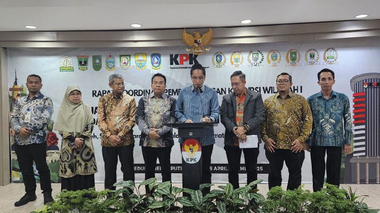 Wali Kota Medan Rico Tri Putra Bayu Waas saat memberikan keterangan di kantor KPK di Aula Bhinneka Tunggal Ika, Lantai 16, Gedung Merah Putih, KPK RI, Jakarta, Rabu (30/4/2025).