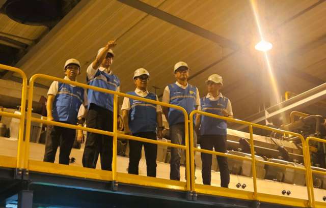 Direktur Utama PLN Darmawan Prasodjo (kedua dari kiri), Direktur Distribusi PLN Adi Priyanto (kiri), Direktur Manajemen Pembangkitan, Adi Lumakso (tengah), Direktur Transmisi & Perencanaan Sistem, Evy Haryadi (kedua dari kanan) dan Direktur Utama PLN Indonesia Power, Edwin Nugraha Putra (kanan) ketika terjun langsung ke Pembangkit Listrik Tenaga Diesel dan Gas (PLTDG) Pesanggaran pada Sabtu dini hari (3/5) untuk memulihkan sistem kelistrikan di Bali.