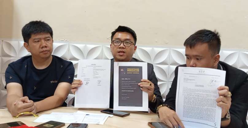 Bobby Christian Halim SH MH CPM (tengah), didampingi Darwis dan perwakilan warga Jalan Gandhi, Benny.