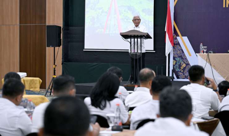 Wakil Gubernur Sumut Surya menghadiri Rapat Koordinasi Penanganan Infrastruktur Jalan dan Jembatan di Provinsi Sumut yang diselenggarakan oleh Balai Besar Pelaksanaan Jalan Nasional Sumut di Aula Inna Hotel Grand Inna, Jalan Balai Kota, Medan, Rabu (14/5/2025).