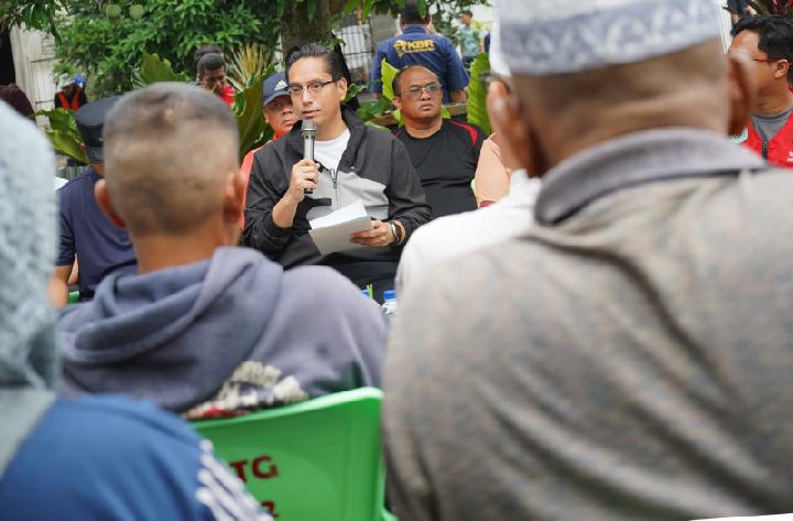 Rico Waas Serap Aspirasi Warga di Pinggir Sungai Sei Putih