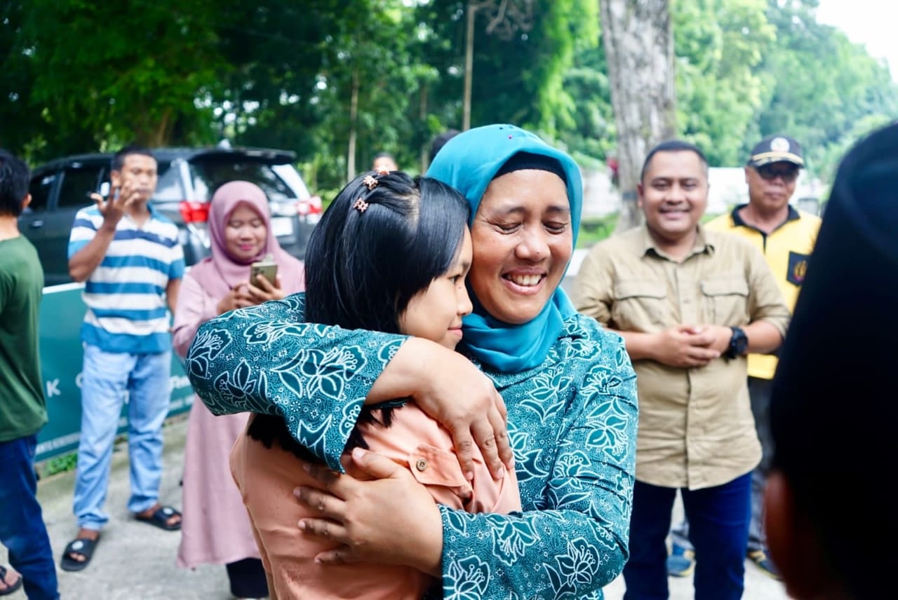 Ny. Endang Syah Afandin Serahkan Bantuan Untuk Disabilitas: Dorong Semangat Raih Cita-Cita