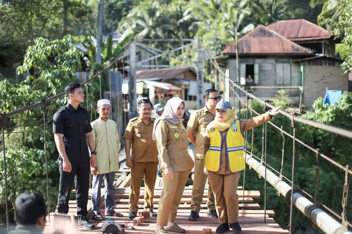 Wakil Bupati Madina Atika Azmi Utami Nasution bersama Kadis PU tinjau jembatan rambin.