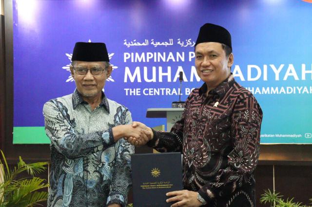 Ketua KPPU, M. Fanshurullah Asa, dan Ketua Umum PP Muhammadiyah, Prof. Dr. Haedar Nashir, melakukan penandatanganan Nota Kesepahaman (MoU) yang dilaksanakan di Kantor PP Muhammadiyah Yogyakarta, Selasa (27/5/2025).