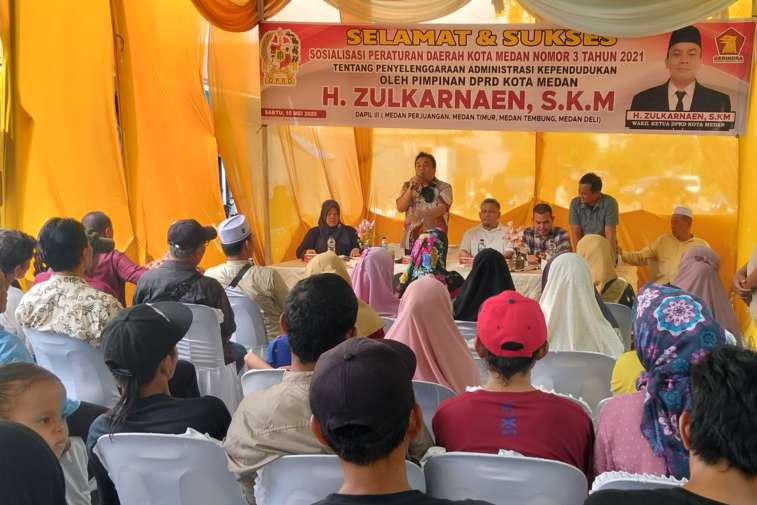 Wakil Ketua DPRD Medan Zulkarnaen saat melaksankan Sosialisasi Perda No. 3 Tahun 2021 tentang Penyelenggaraan Administrasi Kependudukan di Jalan Bersama Lingkungan III, Kelurahan Tembung, Kecamatan Medan Tembung, Sabtu (10/5/2025).