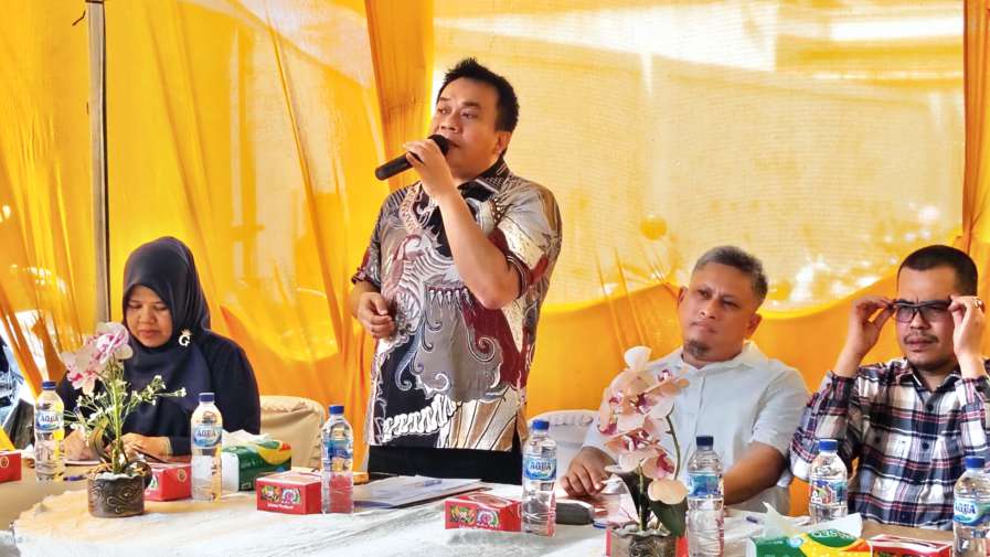 Wakil Ketua DPRD Medan Zulkarnaen saat melaksankan Sosialisasi Perda No. 3 Tahun 2021 tentang Penyelenggaraan Administrasi Kependudukan di Jalan Bersama Lingkungan III, Kelurahan Tembung, Kecamatan Medan Tembung, Sabtu (10/5/2025).