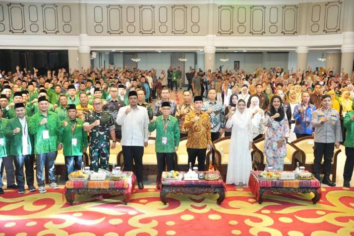 Gubernur Sumatera Utara (Sumut) Bobby Nasution mendampingi Wakil Presiden Republik Indonesia Gibran Rakabuming Raka menghadiri penutupan Muktamar ke-15 Persatuan Ummat Islam (PUI) di Aula Raja Inal Siregar Kantor Gubernur Sumut Jalan Diponegoro Kota Medan, Kamis (15/5) malam.