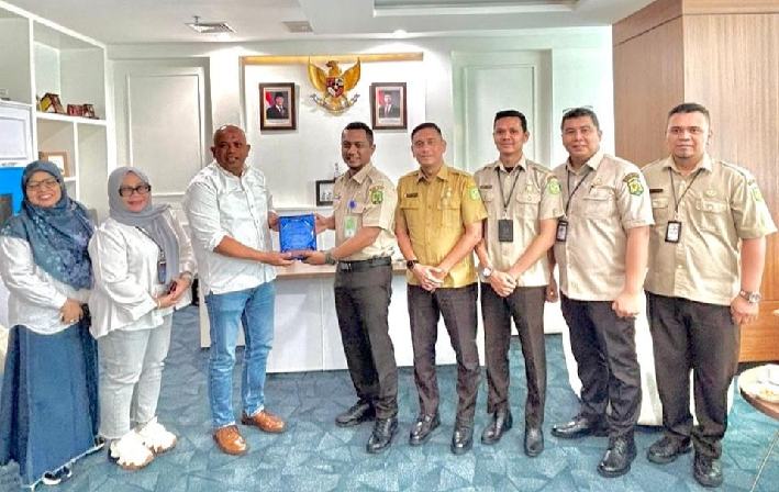 Plt Kepala Badan Pendapatan Daerah (Bapenda) Kota Medan, T. Roby Chairi, didampingi Kepala Bidang BPHTB dan PBB, Sutan Partahi, menyerahkan apresiasi kepada sejumlah Wajib Pajak PBB Potensial yang telah menunjukkan komitmen tinggi terhadap kepatuhan perpajakan.