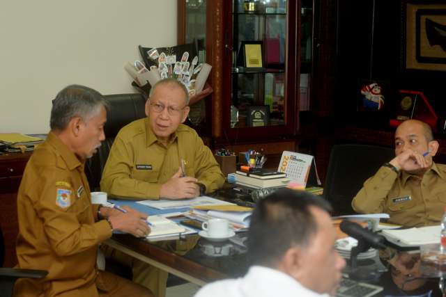 Pj Sekretaris Daerah Provinsi (Sekdaprov) Sumatera Utara (Sumut) Effendy Pohan memimpin Rapat secara daring melalui aplikasi Zoom bersama seluruh Sekda Kabupaten/Kota Se-Sumut di ruang kerja Sekda Provinsi Sumut Lantai 9 Kantor Gubernur Sumut Jalan Dipenogoro, Kota Medan, Senin (26/5). Rapat tersebut menindak lanjuti Surat Edaran Kemendagri RI mengenai dukungan Pemerintah Daerah dalam penyedian tanah untuk pembangunan Satuan Pelayanan Pemenuhan Gizi (SPPG).