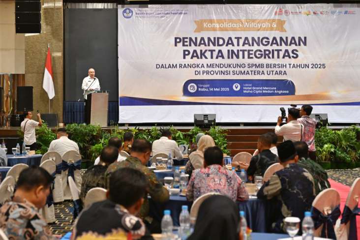 Penjabat (Pj) Sekretaris Daerah Provinsi Sumatera Utara (Sumut) Effendy Pohan menghadiri Konsolidasi Wilayah dan Penandatanganan Pakta Integritas dalam rangka mendukung Sistem Penerimaan Murid Baru (SPMB) Bersih Tahun 2025 Provinsi Sumatera Utara di Hotel Grand Mercure Jalan Sutomo Nomor 1 Medan, Rabu (14/5/2025).