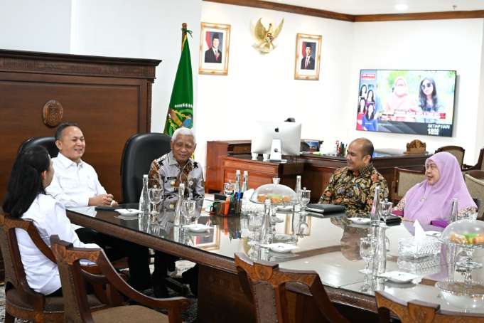 Wakil Gubernur Sumatera Utara (Sumut) Surya menerima kunjungan Wakil Menteri Hukum dan Hak Azasi Manusia, RI Mugiyanto Sipin, di Kantor Gubernur Sumut, Jalan Diponegoro Nomor 30 Medan, Kamis (15/5/2025).