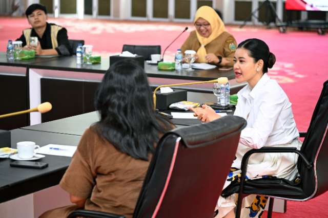 Ketua Dekranasda Sumut Kahiyang Ayu menerima audiensi Dekranasda Kabupaten Tapanuli Utara di Aula Tengku Rizal Nurdin, Rumah Dinas Gubernur Sumut, Jalan Sudirman No. 41, Medan, Senin (19/5/2025).