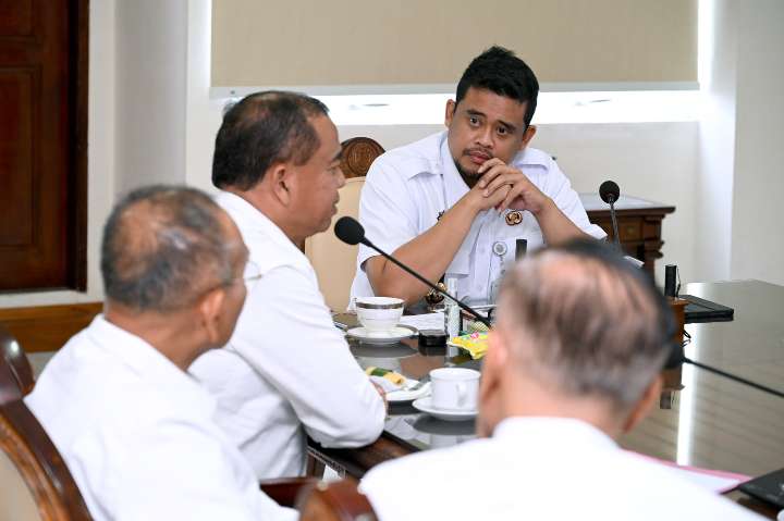 Gubernur Sumut Bobby Nasution memimpin Rapat Produksi dan Hilirisasi Komoditas Jeruk bersama Kabupaten Karo, Simalungun, Pakpak Bharat dan Dairi di Ruang Rapat Gubernur Sumut, lantai 10 Kantor Gubernur Sumut, Jalan Diponegoro No. 30, Medan, Rabu (21/5/2025).