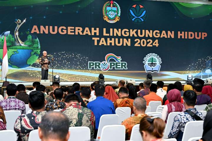 Wakil Gubernur Sumut Surya menyerahkan Anugerah Lingkungan Hidup Tahun 2024 yang diselenggarakan Dinas Lingkungan Hidup dan Kehutanan Provinsi Sumut di Aula Raja Inal Siregar, Lantai 2 Kantor Gubernur Sumut, Jalan Diponegoro Nomor 30, Medan, Kamis (22/5/2025).