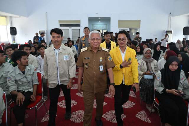 Wakil Gubernur Sumatera Utara (Sumut) Surya menghadiri sekaligus membuka Rapat Kerja Nasional BEM Nusantara di Aula BPSDM Sumut Jalan Ngalengko, Medan, Selasa (27/05/2025).