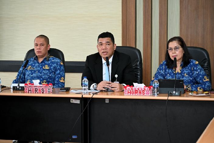 Plt Kepala Dinas Kebudayaan, Pariwisata dan Ekonomi Kreatif (Disbudparekraf) Sumut Dikky Anugerah memimpin Rapat Finalisasi Kegiatan Sosialisasi dan Edukasi Toba Caldera UNESCO Global Geopark, Persiapan Kegiatan Gerakan Hijaukan Danau Toba di Aula Kantor Disbudparekraf Sumut, Jalan Rumah Sakit Haji, No. 10A, Deliserdang, Senin (2/6/2025). Foto/Diskominfo Sumut