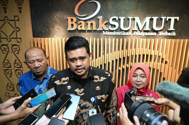 Gubernur Sumut, Bobby Nasution saat sesi wawancara usai Rapat Umum Pemegang Saham (RUPS) Luar Biasa PT. Bank Sumut di Ruang Rapat lantai 3 Kantor Pusat Bank Sumut, Jalan Imam Bonjol, Medan, Selasa (3/6/2025). Foto/Diskominfo Sumut