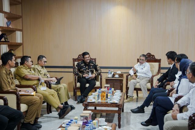 Gubernur Sumut Muhammad Bobby Afif Nasution menerima kunjungan Satu Kerja Khusus Pelaksana Kegiatan Usaha Hulu Minyak dan Gas Bumi (SKK Migas) Perwakilan Sumatera Bagian Utara (Sumbagut) di ruang kerja, Kantor Gubernur Sumut, Jalan Pangeran Diponegoro Nomor 30 Medan, Selasa (3/6/2025). Foto/Diskominfo Sumut