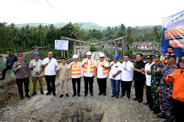 Gubernur Sumatera Utara Bobby Nasution didampingi Ketua TP PKK Sumut Kahiyang Ayu, Bupati Nias Barat Eliyunus Waruwu, Bupati Nias Selatan Sokhiatulo Laia, Bupati Nias Utara Amizaro Waruwu serta Wali kota Gunung Sitoli Sowa'a Laoli, melakukan Ground Breaking pembangunan jembatan Idano Noyo di Desa Tuwuna Kecamatan Manrehe Kabupaten Nias Barat, Jumat (13/6/2025).