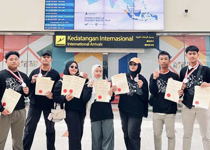 Tujuh siswa-siswi SMA Perguruan Islam Al Ulum Terpadu berhasil meraih medali perak (silver medal) di ajang World Young Inventors Exhibition (WYIE) yang diikuti 700 tim dari 19 negara.