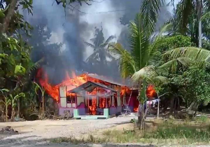 Diduga Arus Pendek Listrik, Rumah Semi Permanen Terbakar