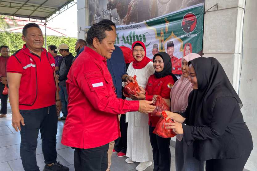 Ketua DPD PDI Perjuangan Sumut Rapidin Simbolon didampingi Aswan Jaya saat kegiatan pemotongan hewan kurban di halaman kantor DPD PDI Perjuangan Sumut Jalan Jamin Ginting pada Minggu (8/06/2025).