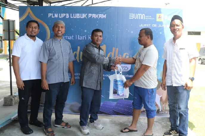 Penyerahan daging qurban yang dilakukan di UP3 Lubukpakam, yang diserahkan langsung oleh Manager PLN UP3 Lubukpakam, Hiro Pingkir Pardede kepada penerima didampingi manajemen PLN UP3 Lubukpakam.