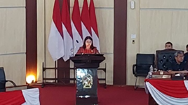Bendahara Fraksi PDI P DPRD Medan Margaret MS saat menyampaikan pemandangan umumnya atas penjelasan Wali Kota Medan terhadap Ranperda Kota Medan tentang laporan pertanggungjawaban pelaksanaan APBD TA 2024, Selasa (10/6/2025).