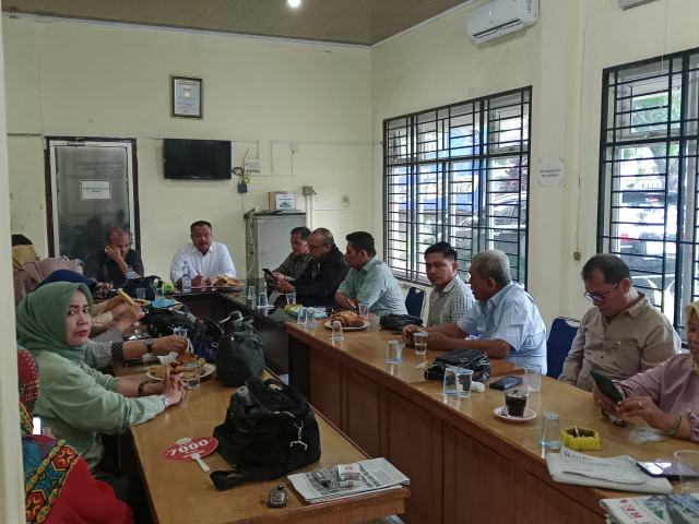 RAPAT PANITIA : Ketua PWI Sumut H Farianda Putra Sinik, SE dan Sekretaris SR Hamonangan Panggabean, Ketua Panitia Sugiatmo, Wakil Ketua Lisbon Situmorang, Sekretaris Riza Mulyadi, Wakil Edward Limbong, Bendahara Hartati Rangkuti, Wakil Rinaldi Samosir dan panitia lainnya dalam rapat persiapan di gedung PWI Sumut Jalan Parada Harahap Medan, Selasa (17/6/2025).