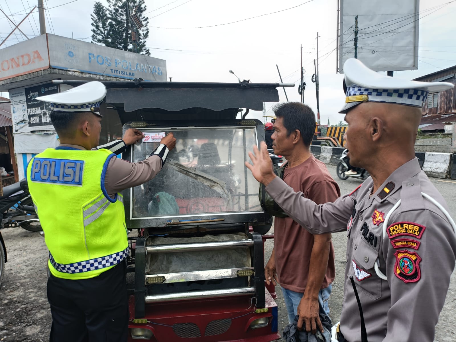 Lewat Stiker ‘Polri untuk Masyarakat,  Satlantas Tanjung Balai Kampanyekan Tertib Berlalu Lintas