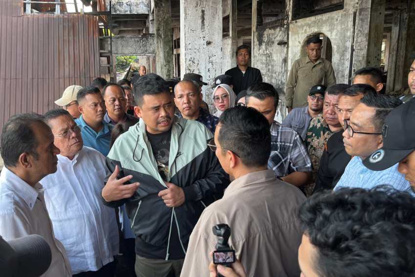 Gubernur Sumatera Utara (Sumut) Bobby Nasution saat meninjau Pasar atau Pajak Horas dan menemui pedagang pada Minggu 15 Juni 2025 sore.