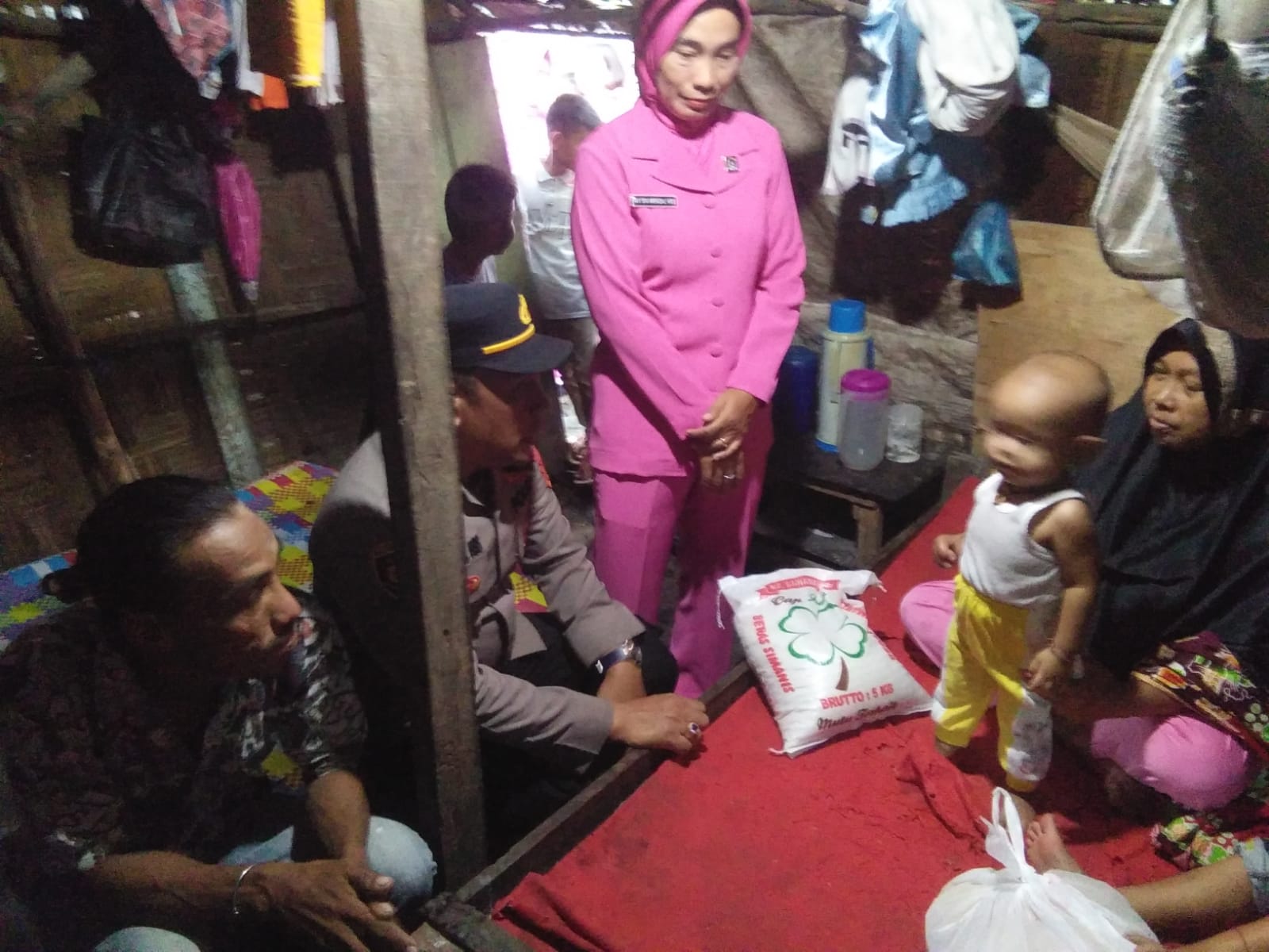 Rangka HUT Bhayangkara ke-79, Polsek Pangkalan Berandan Salurkan Bantuan Kemanusiaan Kepada Warga
