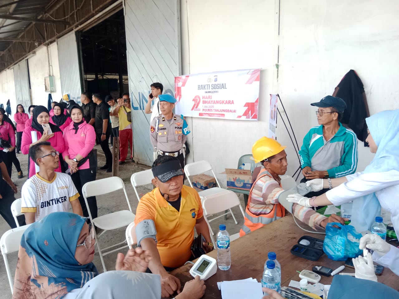 HUT Bhayangkara ke-79, Polres Tanjung Balai Bhakti Sosial Kesehatan Terhadap Buruh dan Warga Secara Gratis