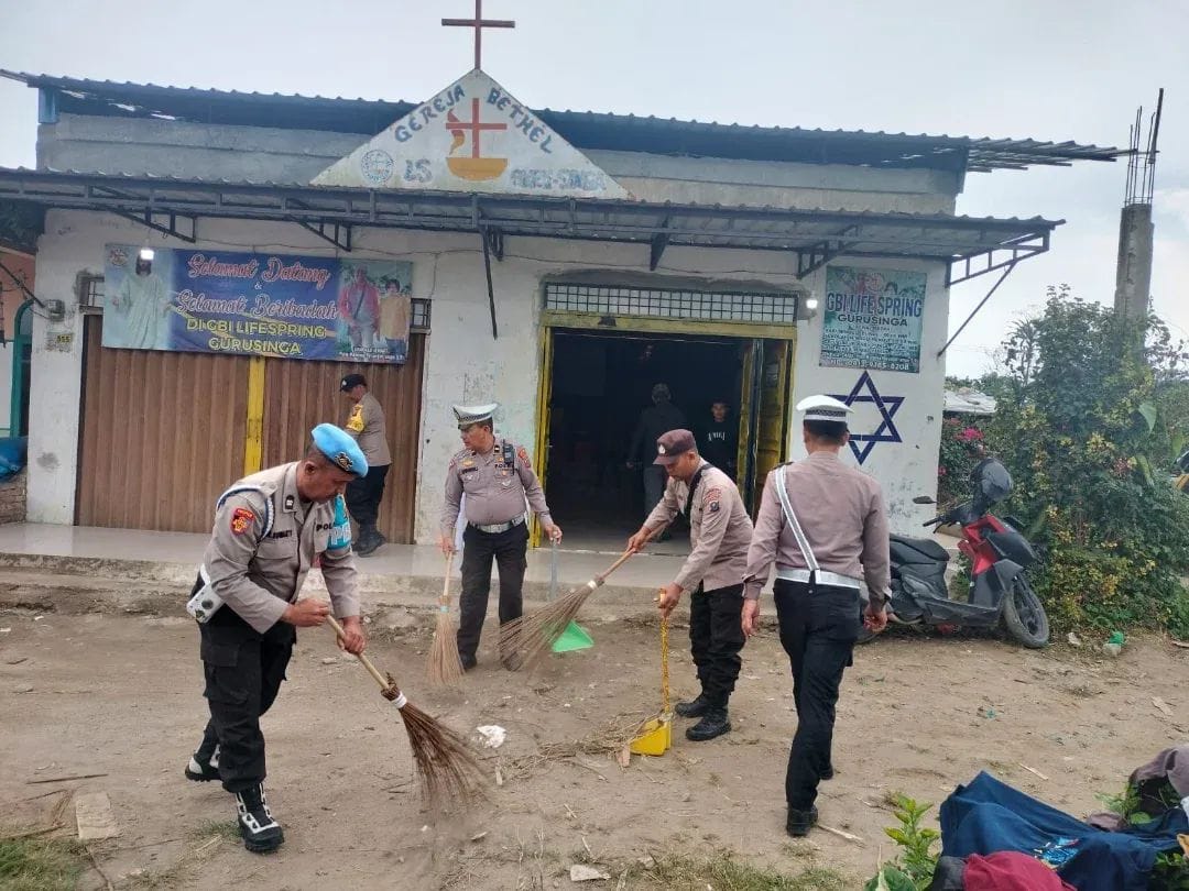 Sambut HUT Bhayangkara Ke-79, Polsek Berastagi Gelar Gotong Royong dan Bhakti Sosial di Gereja GBI Life Sfringe