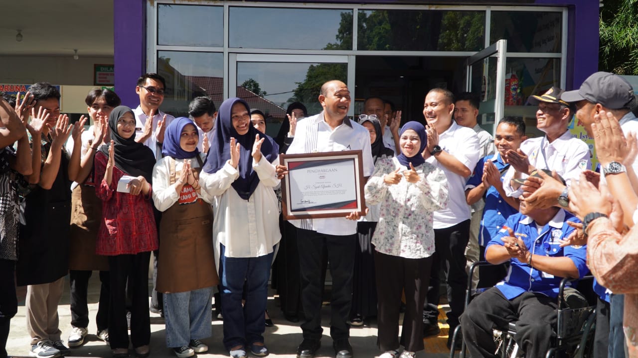 Syah Afandin Salurkan 5 Ton Beras Untuk Warga Miskin Ekstrem Langkat dan Terima Penghargaan Inklusi Disabilitas