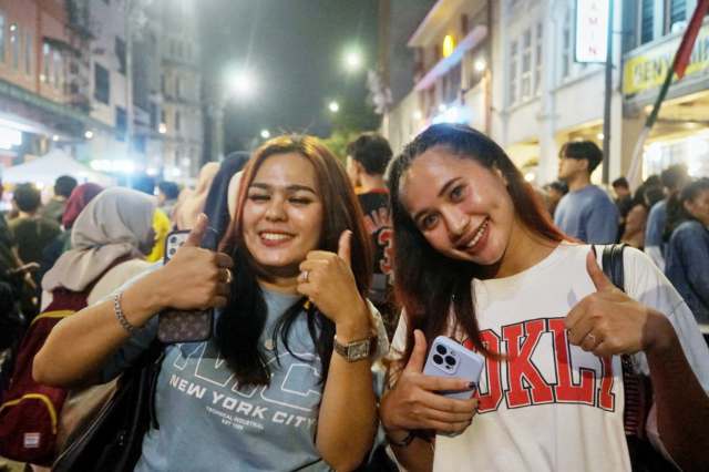 Pengunjung menghadiri Car Free Night (CFN) di kawasan Kesawan Medan, Sabtu (28/6/2025).