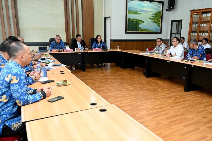 Plt Kepala Dinas Kebudayaan, Pariwisata dan Ekonomi Kreatif (Disbudparekraf) Sumut Dikky Anugerah memimpin Rapat Finalisasi Kegiatan Sosialisasi dan Edukasi Toba Caldera UNESCO Global Geopark, Persiapan Kegiatan Gerakan Hijaukan Danau Toba di Aula Kantor Disbudparekraf Sumut, Jalan Rumah Sakit Haji, No. 10A, Deliserdang, Senin (2/6/2025).