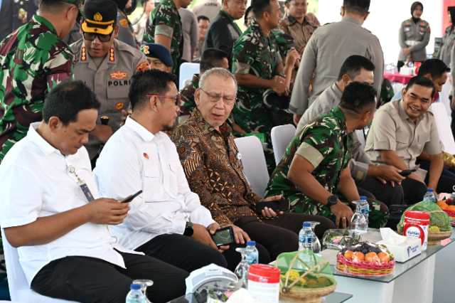 PJ SekdaProvinsi Sumatera Utara (Sumut) Arman Effendy Pohan bersama Kapolda Sumut Irjen Pol Whisnu Hermawan Februanto, dan Pangdam I/Bukit Barisan Mayjen TNI Rio Firdianto dan unsur Forkopimda lainnya menghadiri dan menyaksikan groundbreaking gudang ketahanan pangan Polri, di Jalan Flamboyan Medan, Kamis (5/6/2025). Sekaligus menyaksikan secara virtual panen raya jagung serentak kuartal II 2025 di Bengkayang, Kalimantan Barat, yang dihadiri Presiden RI Prabowo Subianto.