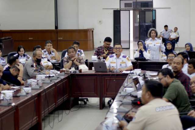 Pemerintah Provinsi (Pemprov) Sumatera Utara (Sumut) melalui Dinas Perhubungan Sumut memfasilitasi pertemuan perusahaan aplikasi dan driver ojek online (Ojol), guna membahas dan merampungkan regulasi yang mengatur operasional Ojol. Pertemuan berlangsung di Kantor Dinas Perhubungan Sumut, 3 Juni 2025.