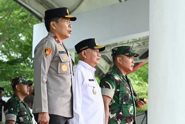 Wakil Gubernur Sumut Surya mendampingi Kepala Staf TNI Angkatan Darat (Kasad) Jenderal TNI Maruli Simanjuntak pada Upacara Penutupan TNI Manunggal Membangun Desa (TMMD) ke-124 yang diselenggarakan di Alun-Alun Kota Kisaran, Jalan Ahmad Yani, Kisaran, Kabupaten Asahan, Rabu (4/6/2025).