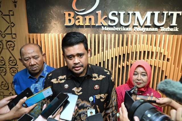 Gubernur Sumut, Bobby Nasution saat sesi wawancara usai Rapat Umum Pemegang Saham (RUPS) Luar Biasa PT. Bank Sumut di Ruang Rapat lantai 3 Kantor Pusat Bank Sumut, Jalan Imam Bonjol, Medan, Selasa (3/6/2025).